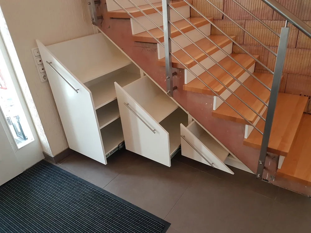 Maßgefertigte Einbauschränke unter einer Treppe