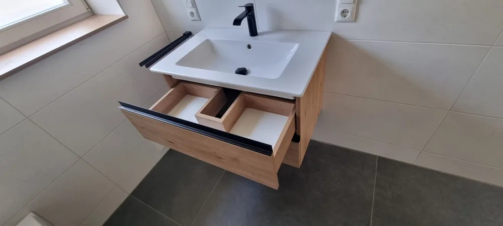 Badmöbel mit Waschbecken und individuell eingeteilter Schublade